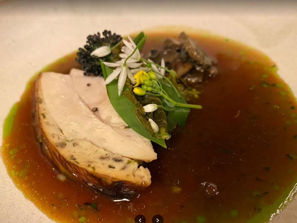 Petit pâté chaud de pintade et foie gras / salade amère