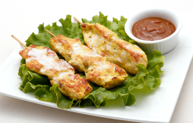 Brochettes de poulet, sauce satay