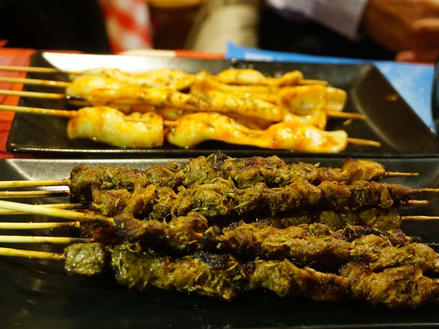 烤羊肉串,鱿鱼串(辣度可选)