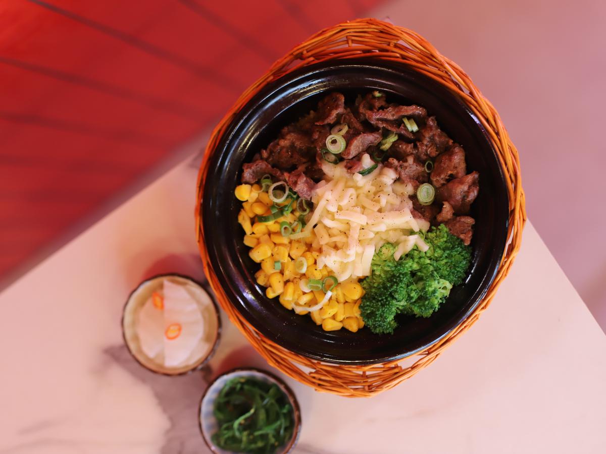 黑椒牛肉煲仔饭