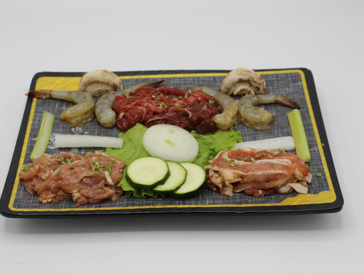 烧烤拼盘(牛肉,猪肉,鸡肉,虾肉)
